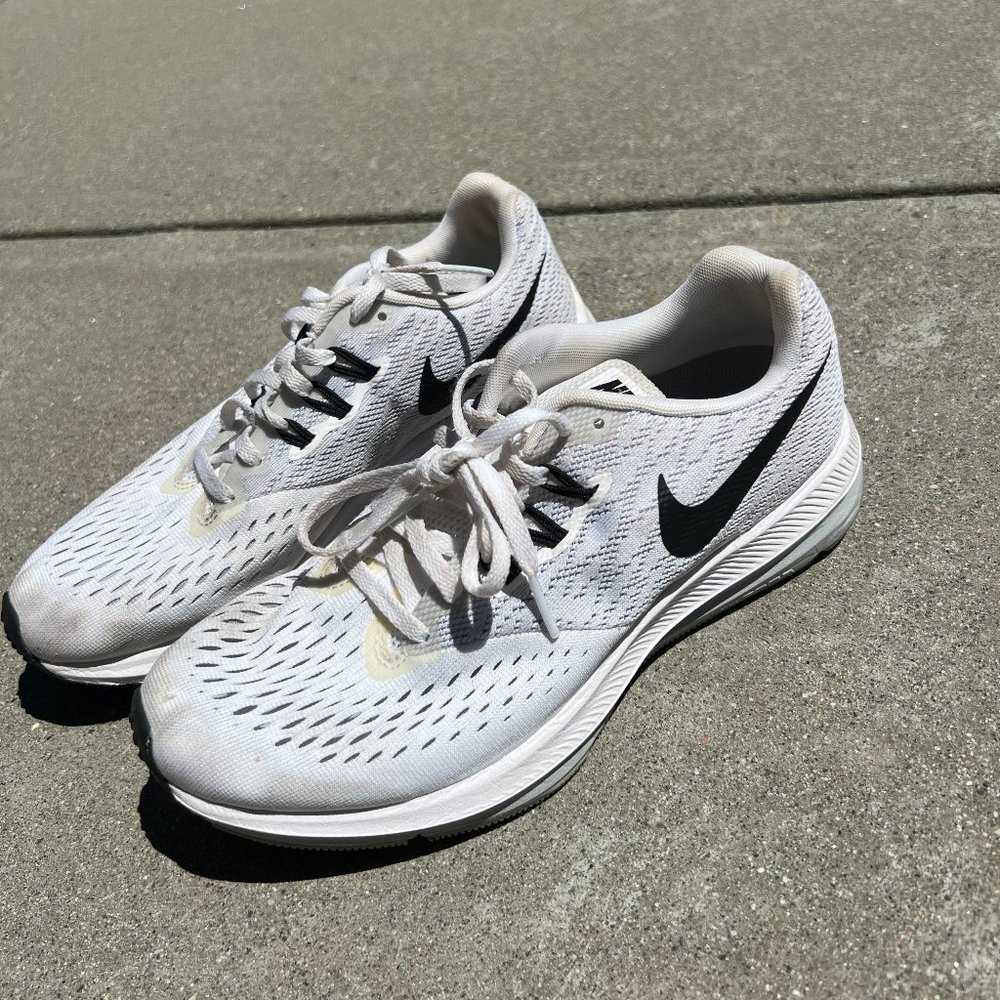 White Nike Sneakers (Size 7.5)